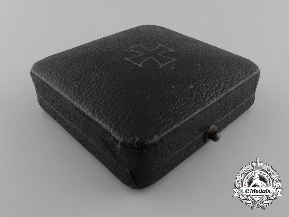 an_iron_cross_first_class1939_with_case_d_1365