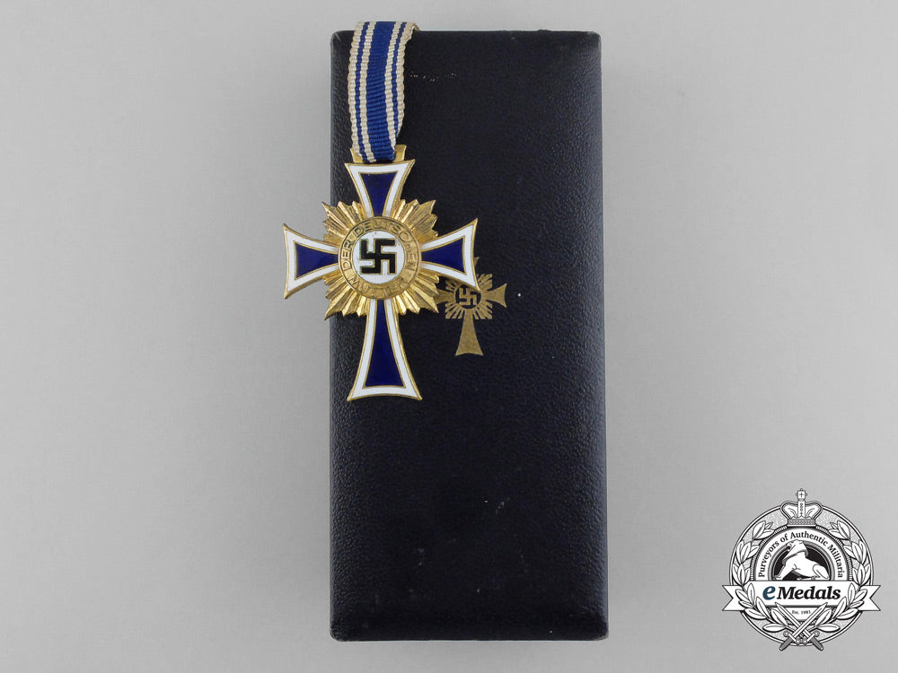 a_gold_grade_mother’s_cross_with_original_case_of_issue_by_c.e.juncker_d_1652