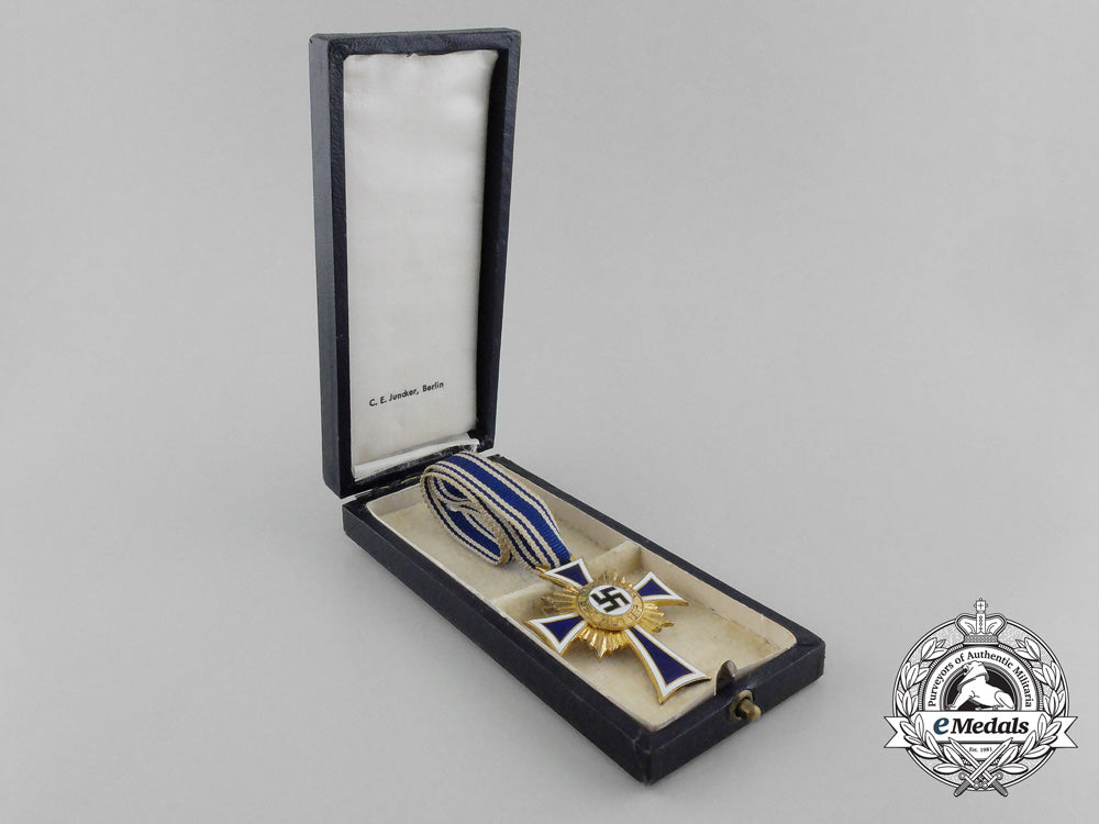 a_gold_grade_mother’s_cross_with_original_case_of_issue_by_c.e.juncker_d_1654