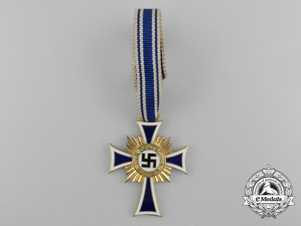 a_gold_grade_mother’s_cross_with_original_case_of_issue_by_c.e.juncker_d_1655