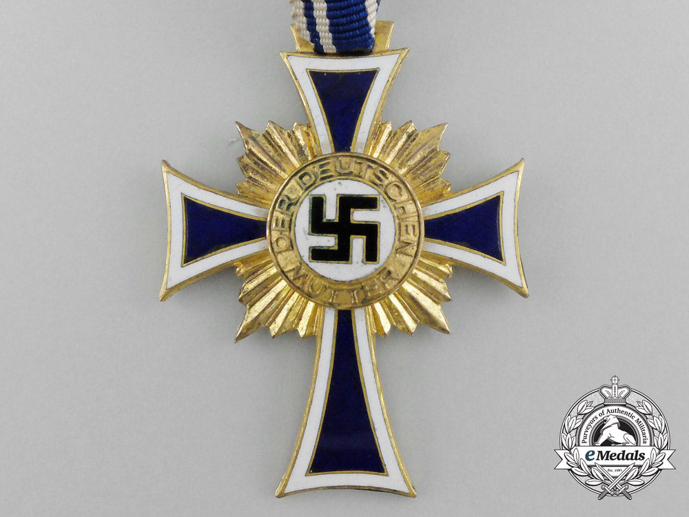a_gold_grade_mother’s_cross_with_original_case_of_issue_by_c.e.juncker_d_1656