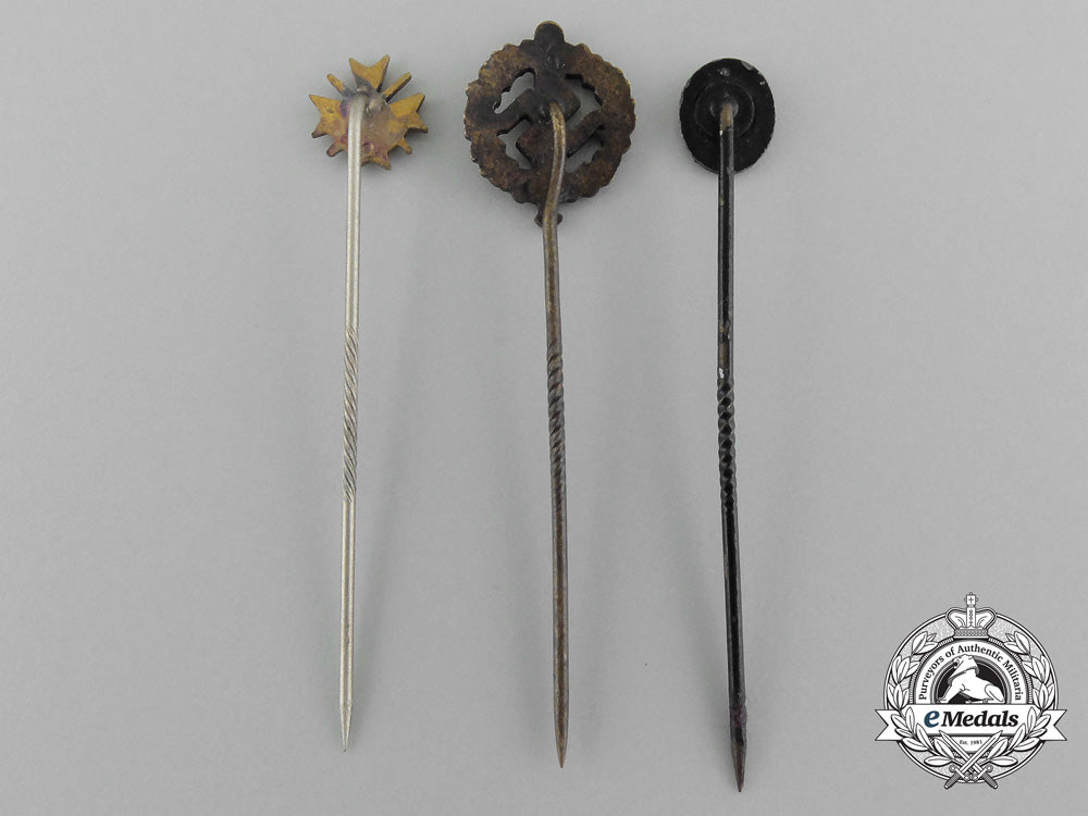 a_lot_of_three_third_reich_period_miniature_awards_and_decorations_d_2683