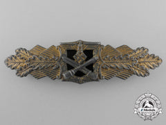 A Gold Grade Close Combat Clasp