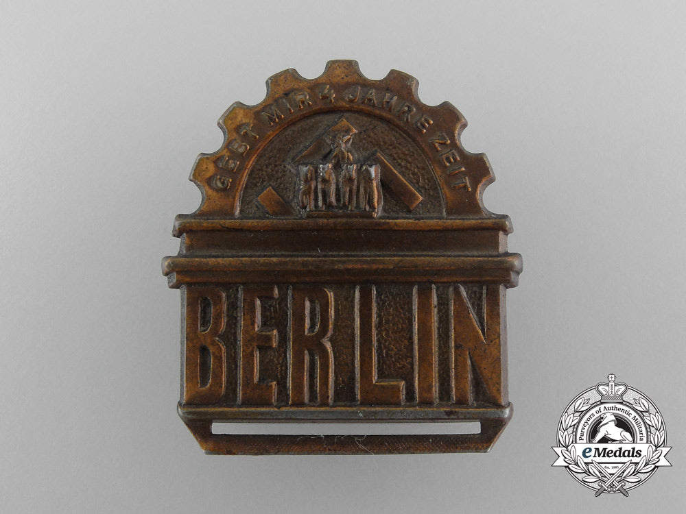 a_berlin“4_year_promise”_badge_d_3893