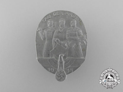 a1935_day_of_labour_badge_by_deschler&_soh_d_3897