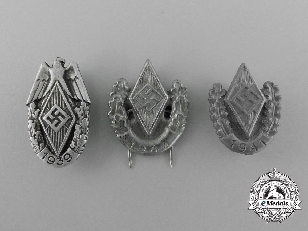 a_lot_of_three_hj_sports_festival_pins_and_badges_d_4477_1