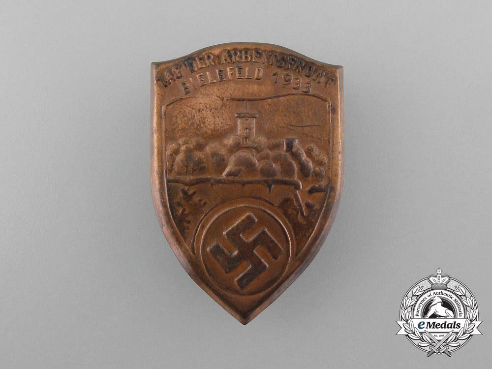 a1933“_day_of_the_labour_front”_badge_d_4587