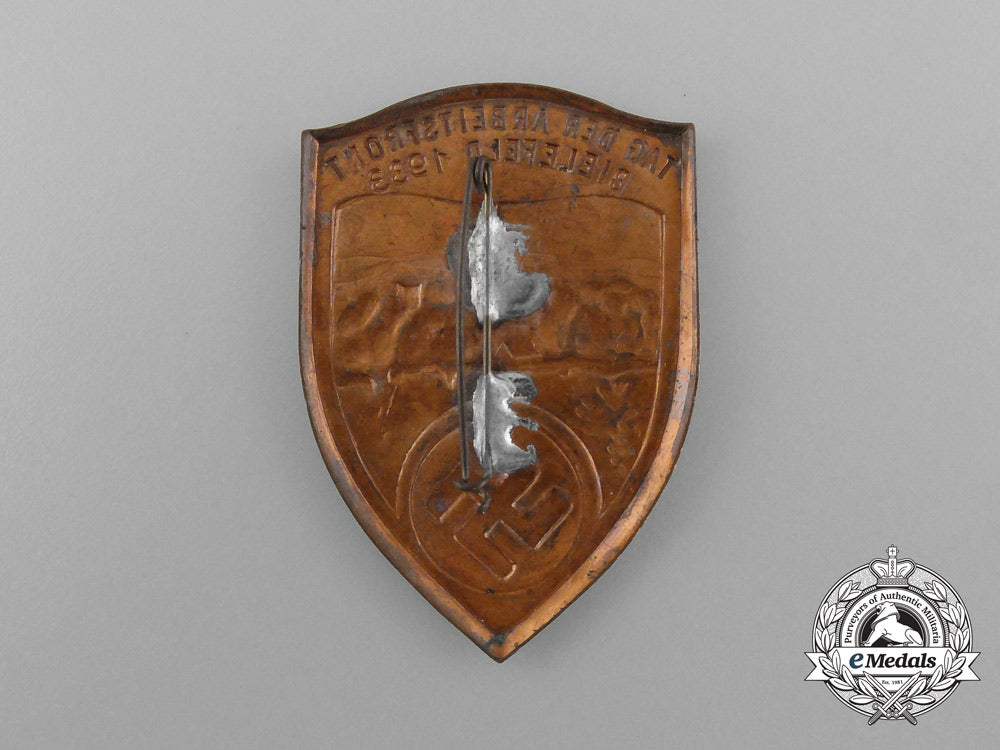 a1933“_day_of_the_labour_front”_badge_d_4588