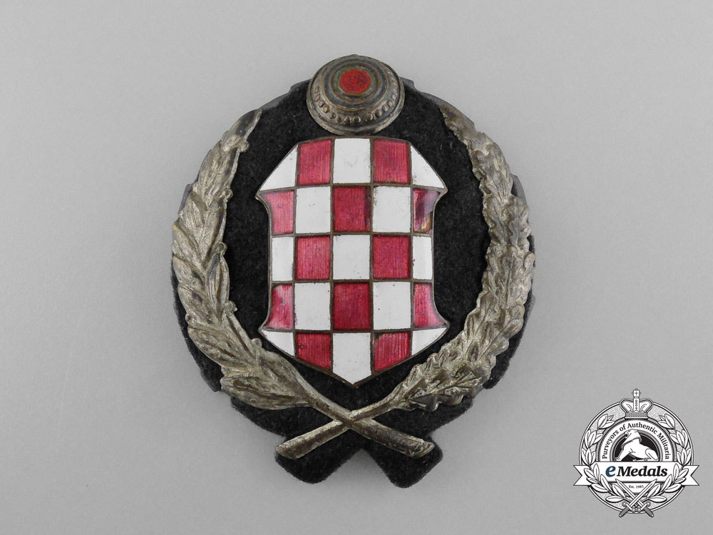 a_croatian_army_and_police_officer's_cap_badge_d_5072_1