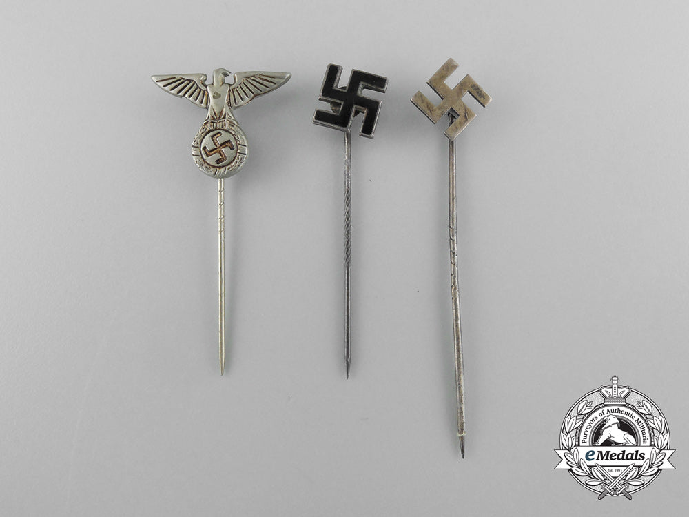 a_lot_of_three_nsdap_supporters_stick_pins_d_5390_1