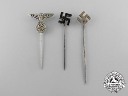 a_lot_of_three_nsdap_supporters_stick_pins_d_5390_1