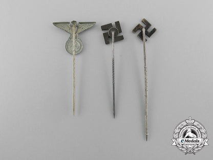 a_lot_of_three_nsdap_supporters_stick_pins_d_5393_1