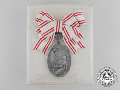 austria,_empire._a_medal_of_honour_for_catholic_nuns_in_the_hospital_service1915,_cased_d_5699