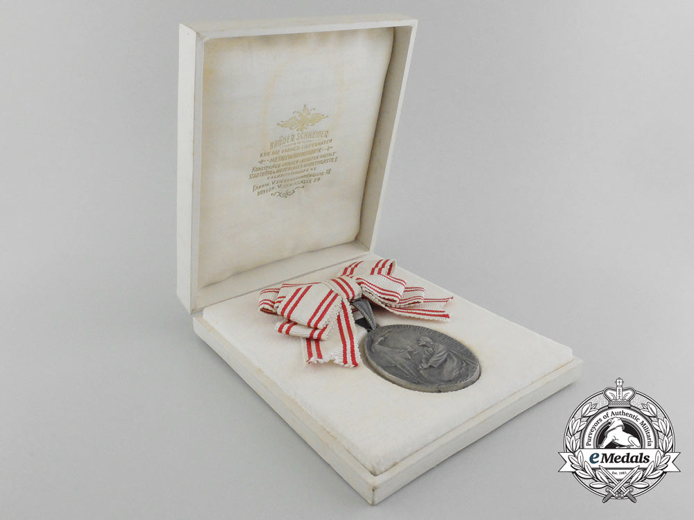 austria,_empire._a_medal_of_honour_for_catholic_nuns_in_the_hospital_service1915,_cased_d_5701