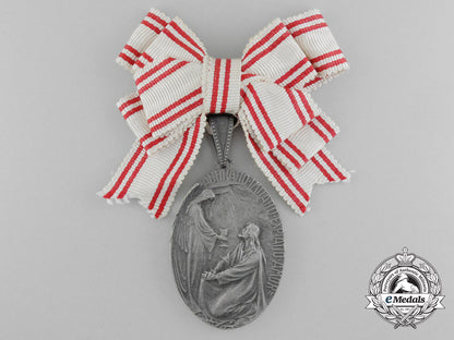 austria,_empire._a_medal_of_honour_for_catholic_nuns_in_the_hospital_service1915,_cased_d_5702
