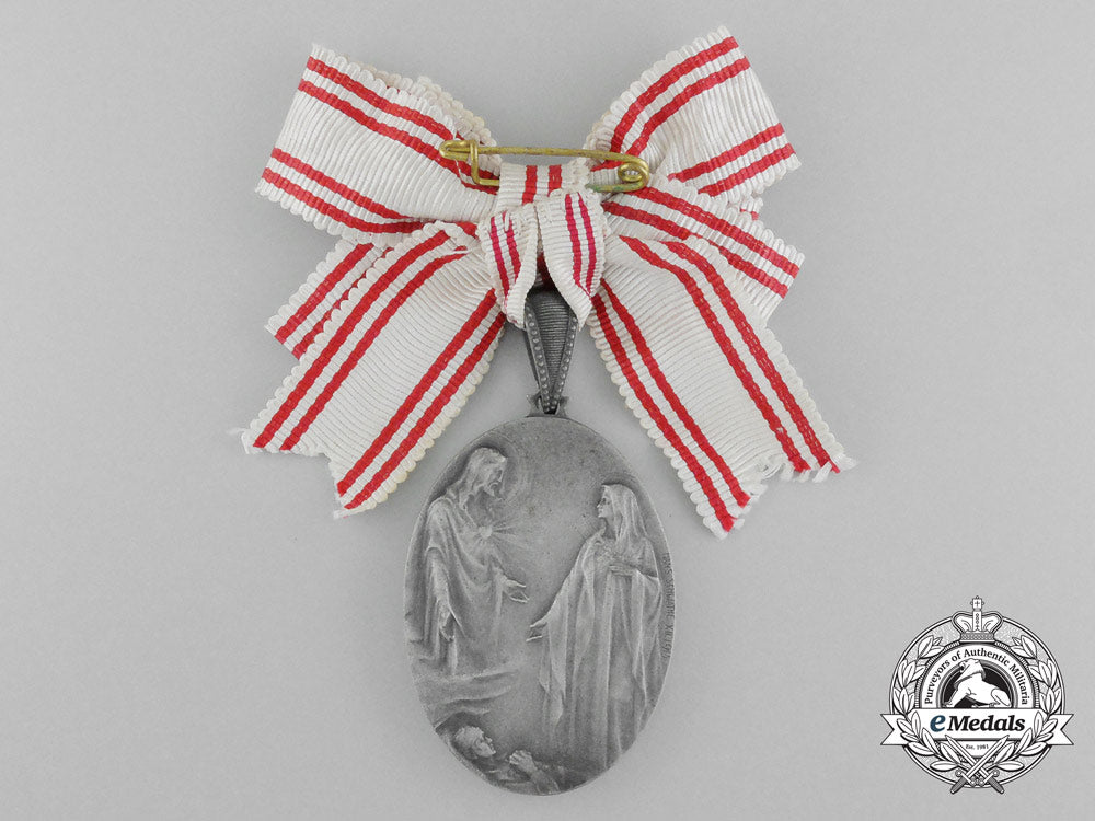 austria,_empire._a_medal_of_honour_for_catholic_nuns_in_the_hospital_service1915,_cased_d_5703