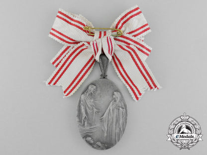austria,_empire._a_medal_of_honour_for_catholic_nuns_in_the_hospital_service1915,_cased_d_5703