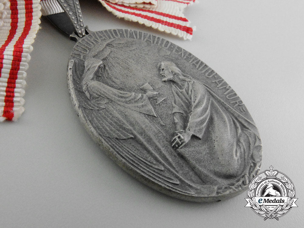 austria,_empire._a_medal_of_honour_for_catholic_nuns_in_the_hospital_service1915,_cased_d_5704