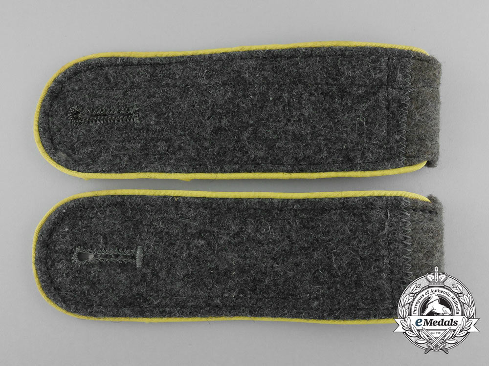 a_mint_pair_of_wehrmacht_signals_enlisted_man’s_shoulder_boards_d_6137_1