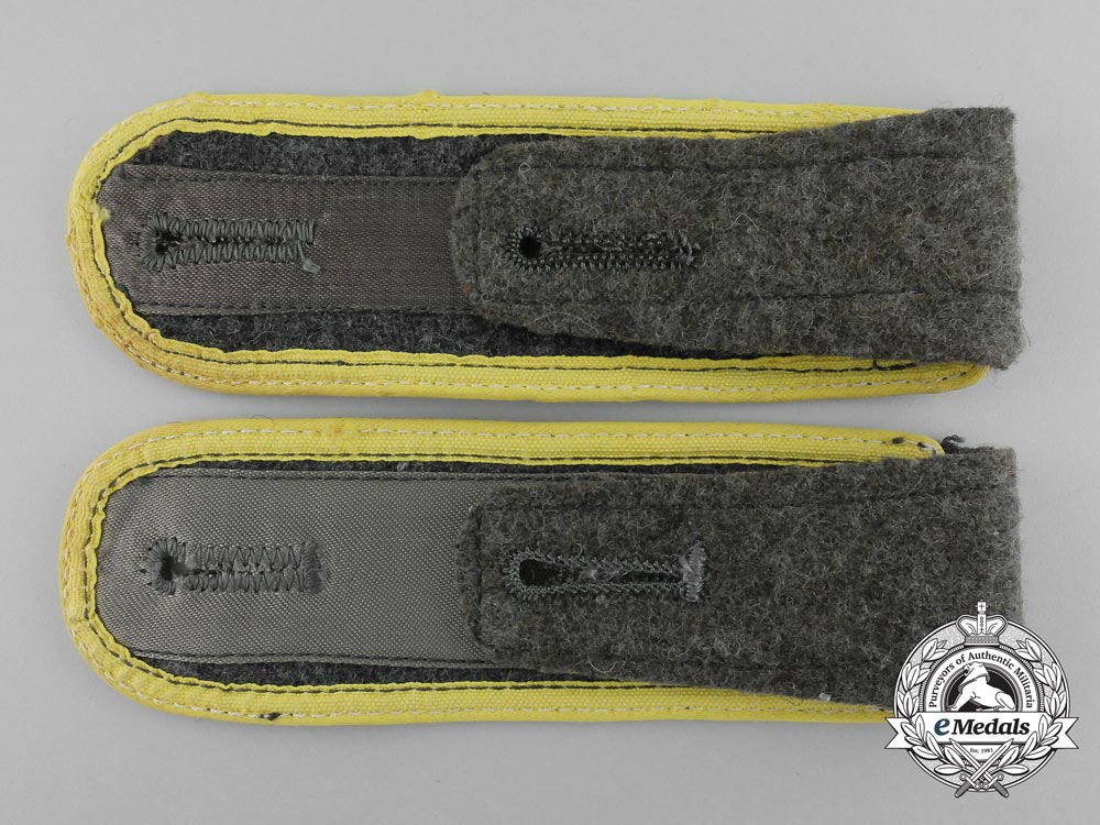a_mint_pair_of_wehrmacht_signals_enlisted_man’s_shoulder_boards_d_6138_1