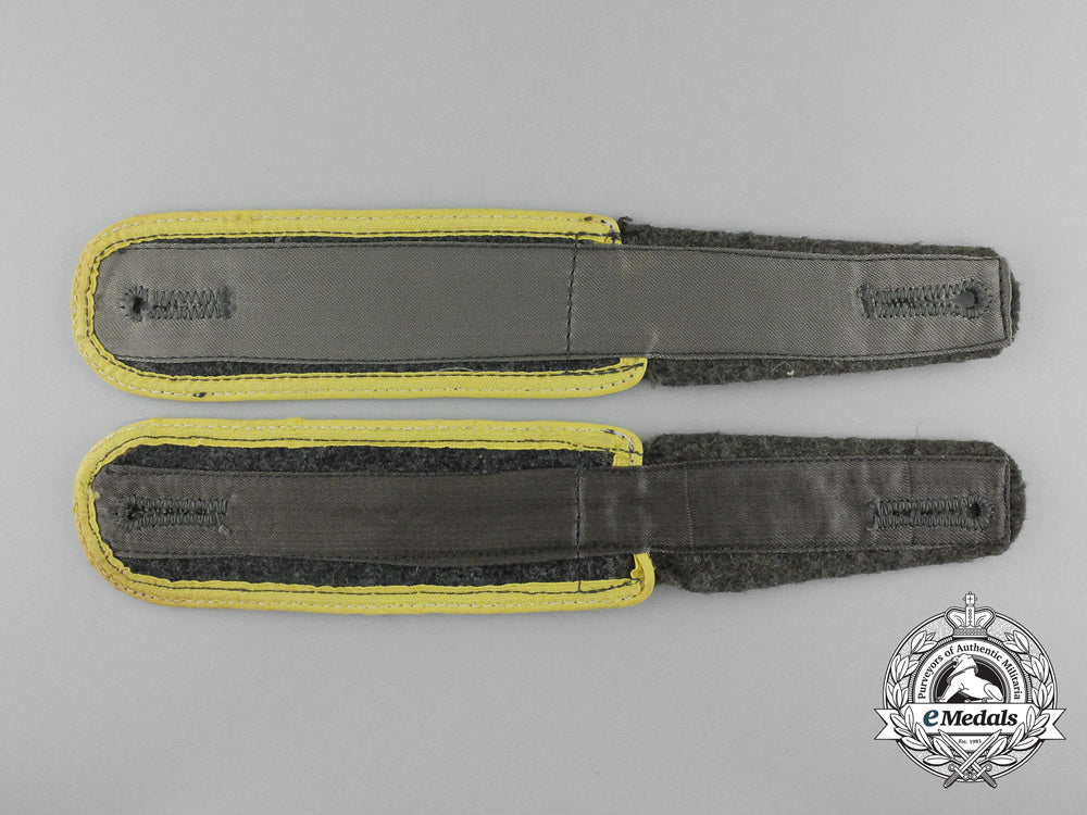 a_mint_pair_of_wehrmacht_signals_enlisted_man’s_shoulder_boards_d_6139_1