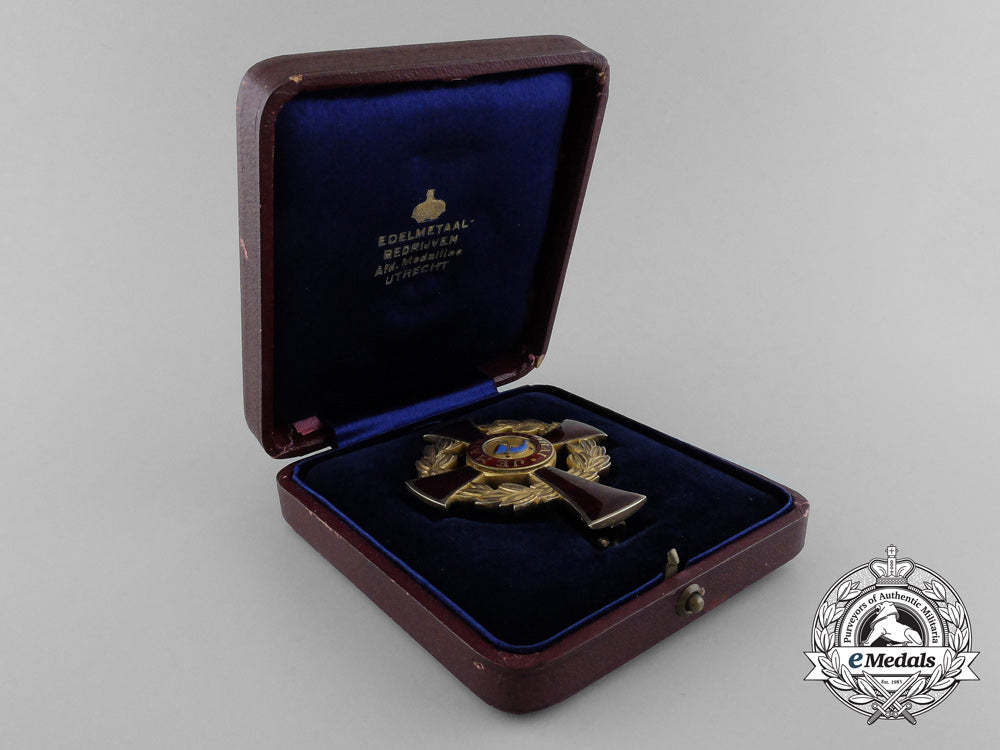 a_family_order_of_orange_officer's_cross,_type_ii(1908-1969)_with_case_d_6246