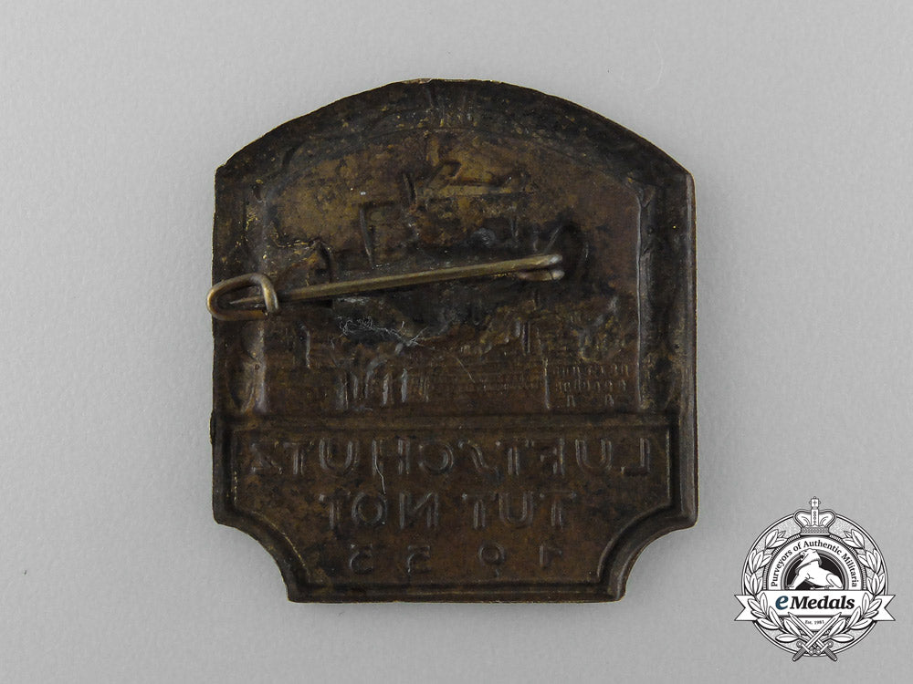 a1933_reichsluftschutzbund“_air_raid_protection_against_emergencies”_badge_d_6455_1
