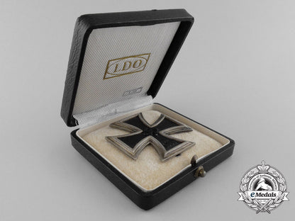 an_iron_cross1939_first_class_by_zimmermann_in_it’s_matching_ldo_case_by_zimmermann_of_stuttgart_d_7532_1
