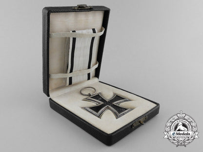 a_non-_combatant_iron_cross_second_class1914_with_case_d_7583_1