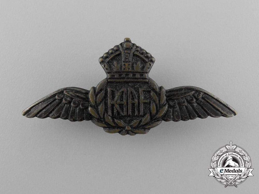 a_small_royal_australian_air_force(_raaf)_badge_d_8534_1