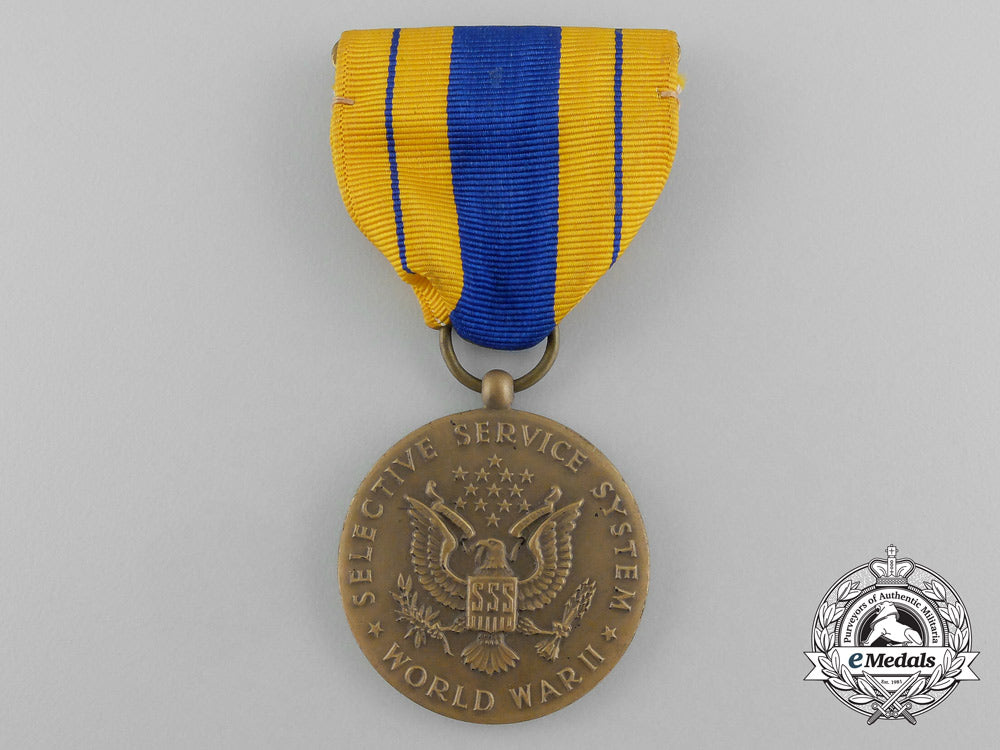 united_states._a_selective_service_system_service_medal_with_case_d_8628_1