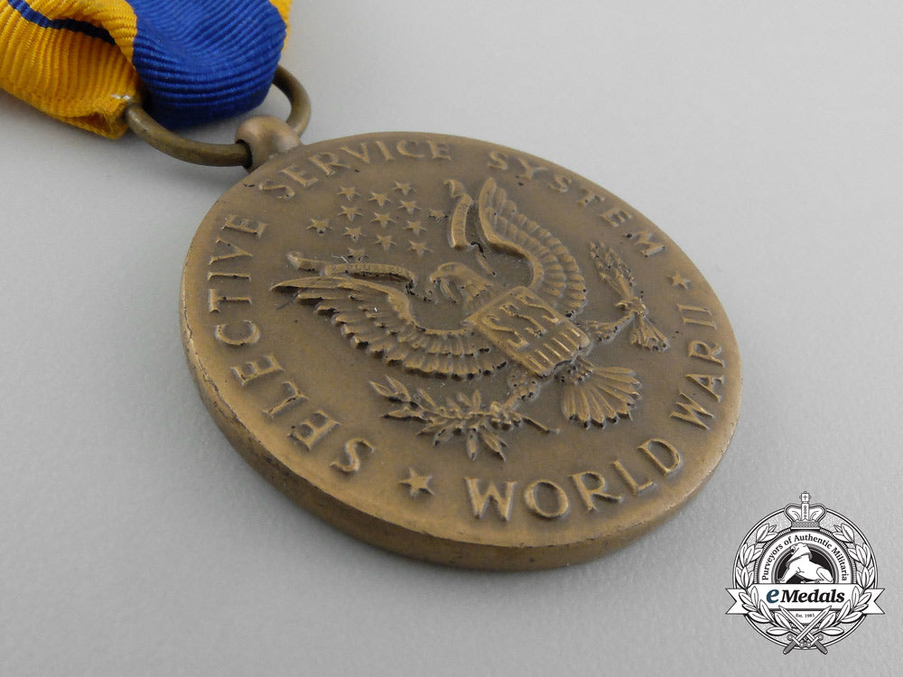 united_states._a_selective_service_system_service_medal_with_case_d_8630_1