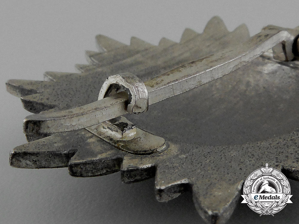 a_silver_grade_eastern_people_bravery_decoration;1_st_class_by_r._wächtler&_lange_in_its_case_of_issue_d_9902_1