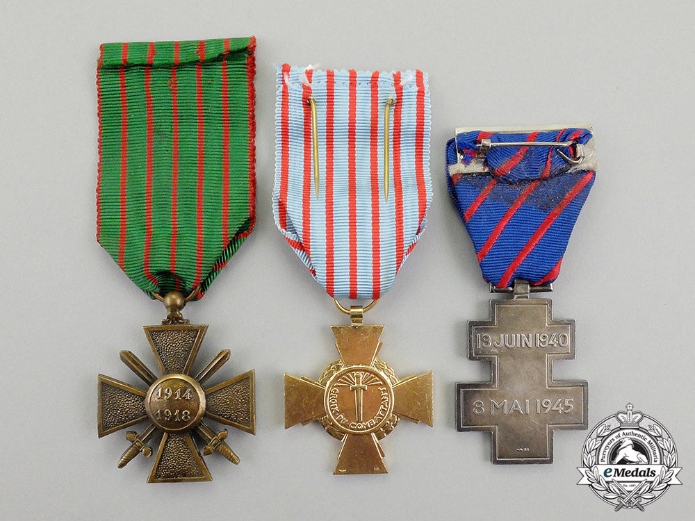 a_lot_of_three_french_medals_dd_3335