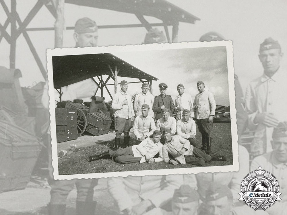 germany._a_wartime_photo_of_an_ss-_sturmmann_with_nine_heer_soldiers_dd_5280