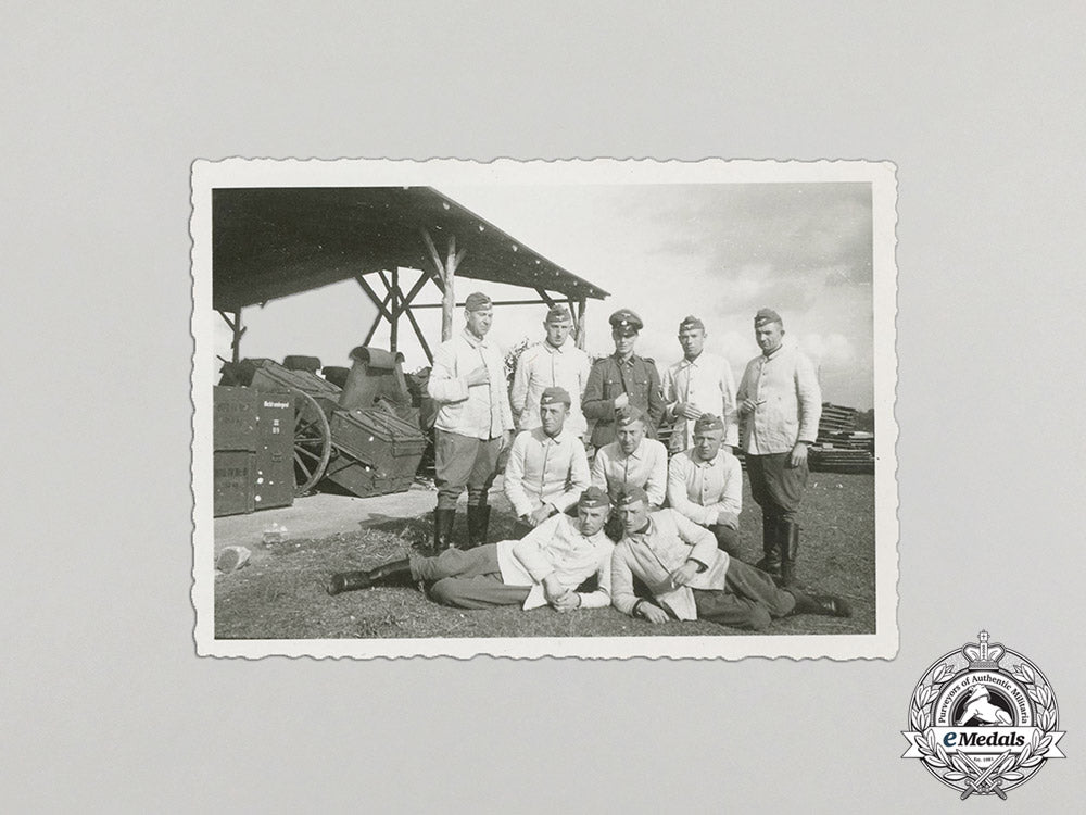 germany._a_wartime_photo_of_an_ss-_sturmmann_with_nine_heer_soldiers_dd_5281