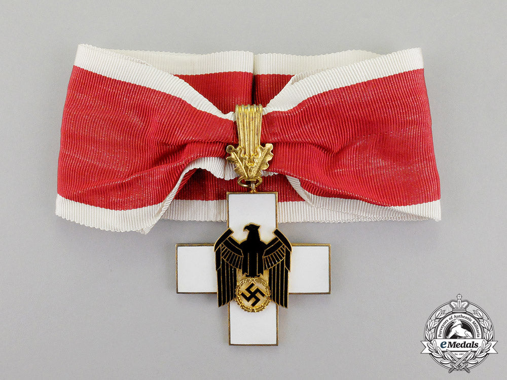 germany._a_german_social_welfare_decoration,1_st_class,_by_gebr._godet&_co.,_in_case_of_issue,_dd_5437