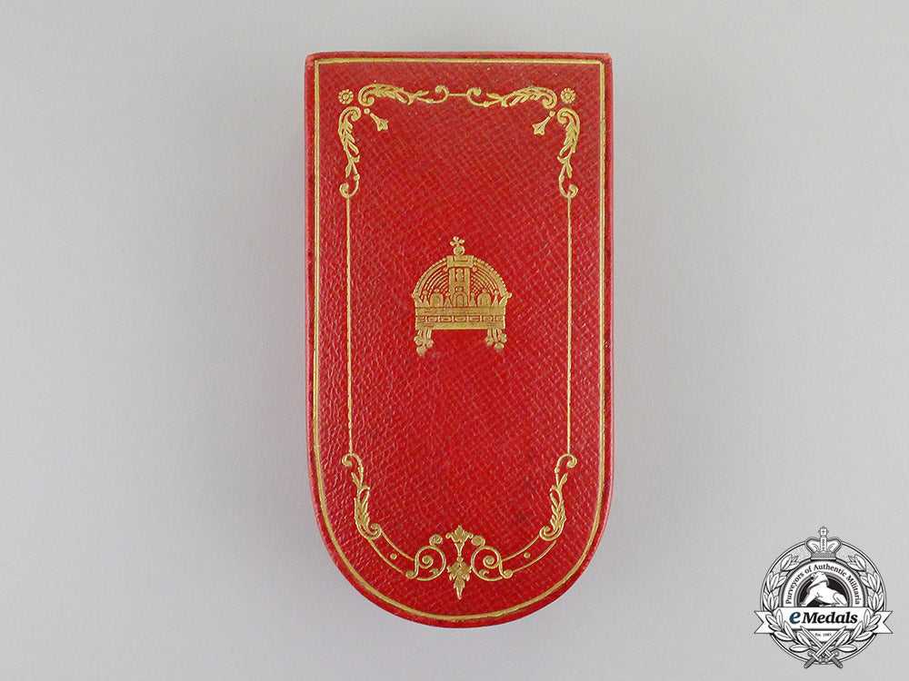 hungary._an_order_of_merit,2_nd_class_commander's_neck_badge(1935-1949),_in_case_of_issue_dd_5636