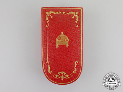 hungary._an_order_of_merit,2_nd_class_commander's_neck_badge(1935-1949),_in_case_of_issue_dd_5636