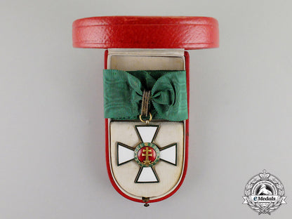 hungary._an_order_of_merit,2_nd_class_commander's_neck_badge(1935-1949),_in_case_of_issue_dd_5637