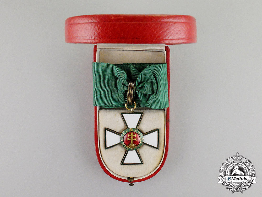 hungary._an_order_of_merit,2_nd_class_commander's_neck_badge(1935-1949),_in_case_of_issue_dd_5637
