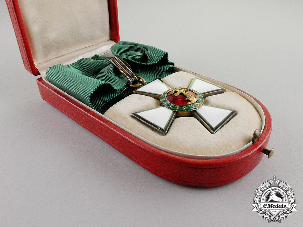 hungary._an_order_of_merit,2_nd_class_commander's_neck_badge(1935-1949),_in_case_of_issue_dd_5638