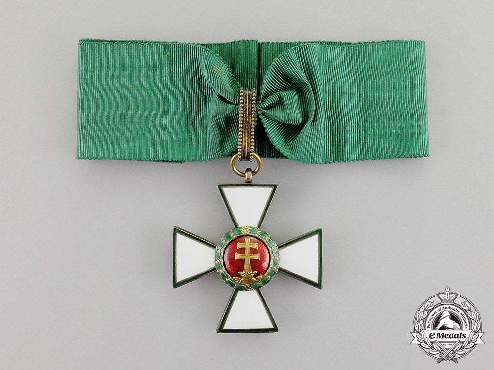 hungary._an_order_of_merit,2_nd_class_commander's_neck_badge(1935-1949),_in_case_of_issue_dd_5640