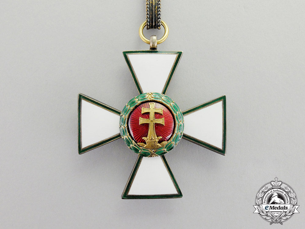 hungary._an_order_of_merit,2_nd_class_commander's_neck_badge(1935-1949),_in_case_of_issue_dd_5642