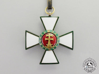 hungary._an_order_of_merit,2_nd_class_commander's_neck_badge(1935-1949),_in_case_of_issue_dd_5642