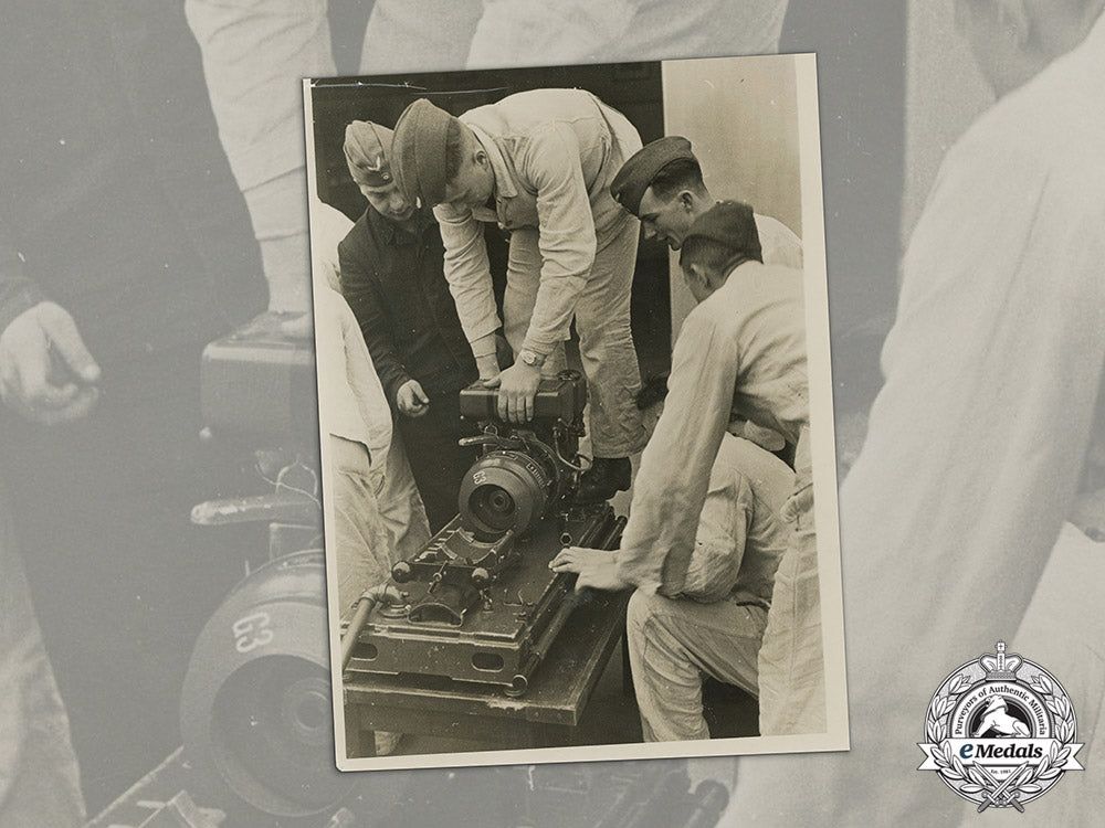 germany,_luftwaffe._an_official_press_photo_of_reconnaissance_camera_being_mounted_dd_6025