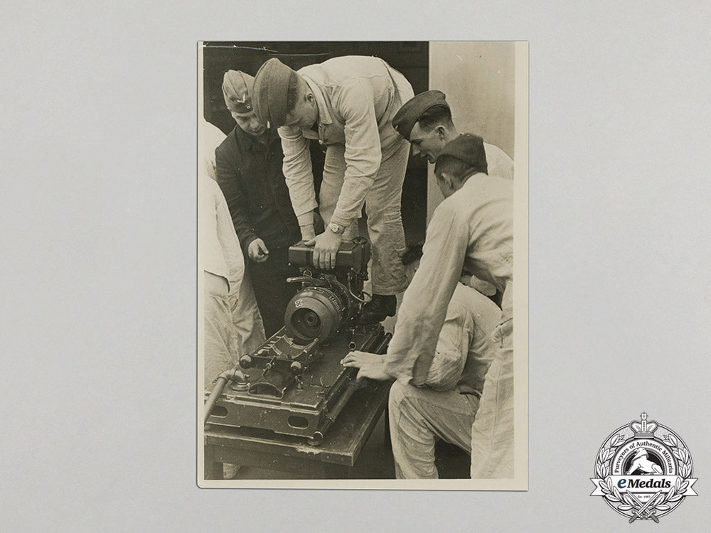 germany,_luftwaffe._an_official_press_photo_of_reconnaissance_camera_being_mounted_dd_6026
