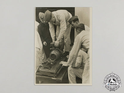 germany,_luftwaffe._an_official_press_photo_of_reconnaissance_camera_being_mounted_dd_6026