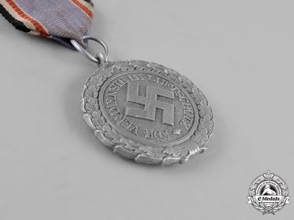 germany,_luftwaffe._an_air_raid_defence_medal,_second_class,_aluminum_version_dsc_0346