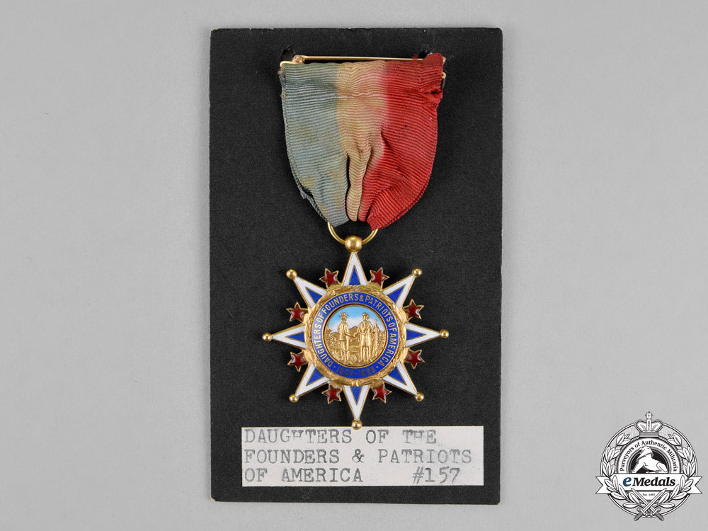 united_states._a_daughters_of_the_founders_and_patriots_of_america_membership_badge_in_gold_dsc_1441_1_1